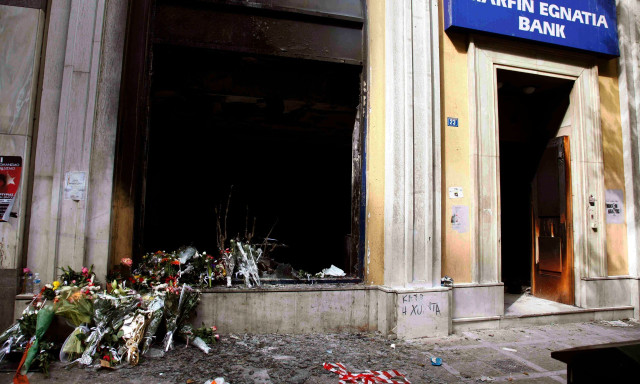 Στη ΓΑΔΑ η 46χρονη κατηγορούμενη για τον εμπρησμό στη Marfin – Την Παρασκευή θα οδηγηθεί στην Εισαγγελία