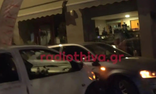Θήβα: Ρομά εκτός ελέγχου εμβόλιζε επανειλημμένα σταθμευμένο όχημα μετά από καβγά - Βίντεο