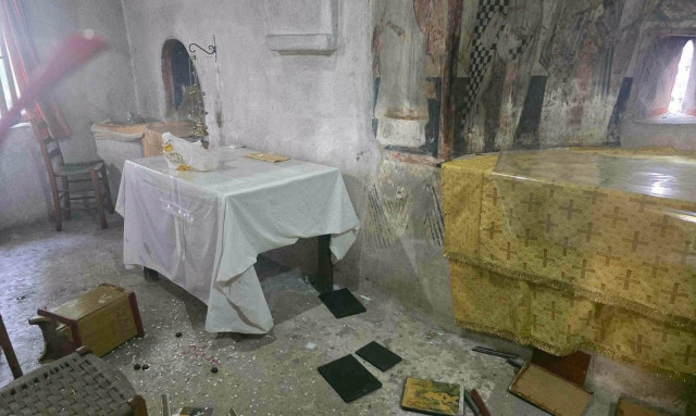 Άγνωστοι βανδάλισαν το εκκλησάκι της Μεταμόρφωσης του Σωτήρος - Σπασμένες εικόνες στην Αγία Τράπεζα