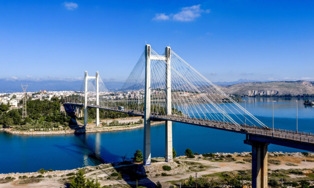 Εύβοια: 30χρονη έπεσε στη θάλασσα από την υψηλή γέφυρα της Χαλκίδας – Νοσηλεύεται στο νοσοκομείο