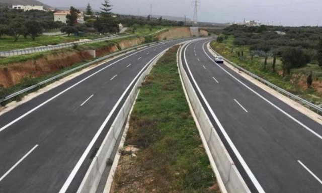 Επικίνδυνη αναστροφή στον ΒΟΑΚ – Οδηγός πέρασε μέσα από τα κολωνάκια