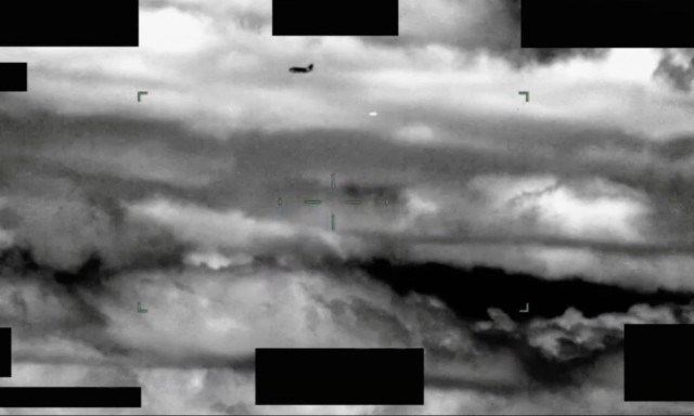 Αρχεία UFO: Νέα ανατριχιαστικά βίντεο  - Αθόρυβα ιπτάμενα τρίγωνα και «αιωρούμενo» ανθρώπινo σώμα