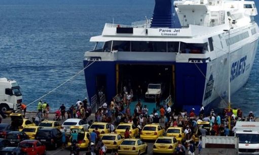 Κορυφώνεται η έξοδος του Αυγούστου – Χιλιάδες επιβάτες στα λιμάνια της Αττικής