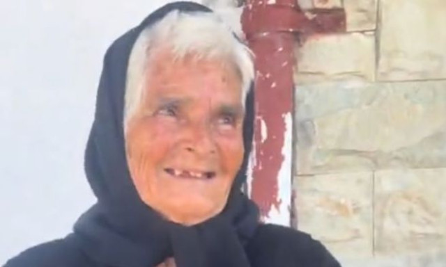 Μια 85χρονη στην Κρήτη παραδίδει μαθήματα ζωής με ένα μπαστούνι και ένα τραγούδι