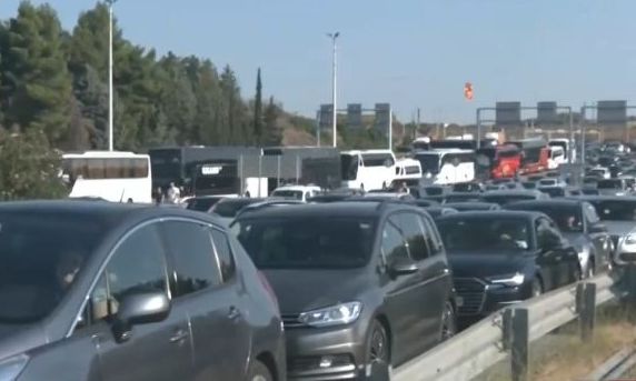 Μποτιλιάρισμα στο τελωνείο των Ευζώνων - Χιλιάδες Βαλκάνιοι τουρίστες εισρέουν στη χώρα
