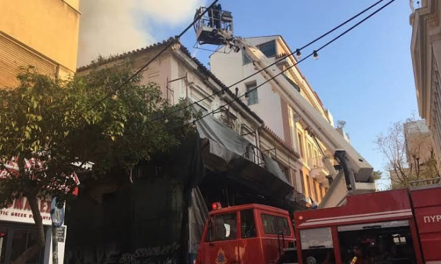 Πυρκαγιά σε ακατοίκητο κτήριο στην Κουμουνδούρου - Απεγκλωβίστηκε ένα άτομο με βραχιονοφόρο όχημα