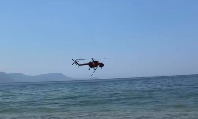 Ψάθα: Νέες ρίψεις νερού από αέρος υπό τον φόβο αναζωπυρώσεων – Βίντεο