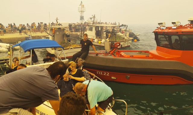 Φωτιά στην Αττικοβοιωτία: Καρέ-καρέ η δραματική επιχείρηση διάσωσης 254 πολιτών