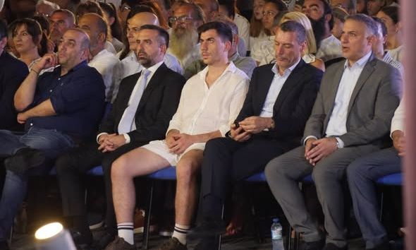Φειδίας Παναγιώτου: Σάλος με την εμφάνισή του με σορτς σε εκδήλωση μνήμης για τους Ισαάκ και Σολωμού