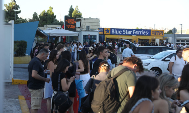 Δεκαπενταύγουστος: Κορυφώνεται η έξοδος των αδειούχων - «Βουλιάζουν» τα λιμάνια της Αττικής