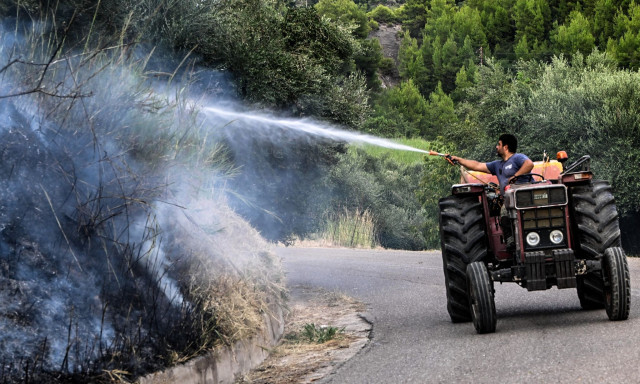 Εντυπωσιακό φαινόμενο στο Μουζάκι: Ανεμοστρόβιλος σχηματίστηκε μέσα στο πύρινο μέτωπο