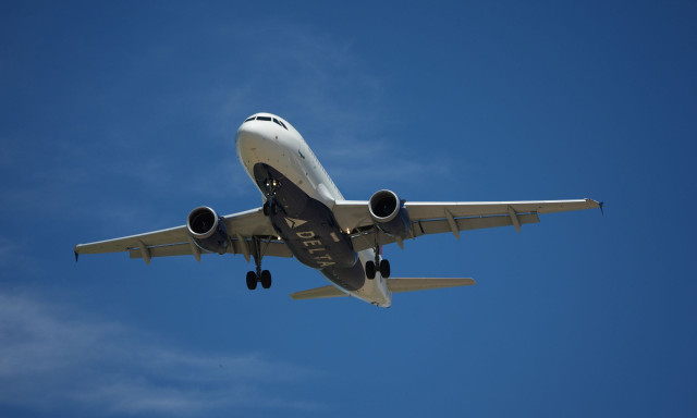 Πανικός σε πτήση της Delta: «Υπάρχει καπνός στο πιλοτήριο, εκκενώστε άμεσα»