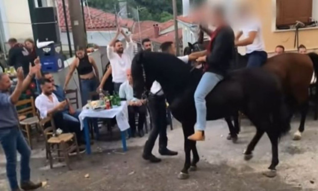 Μυτιλήνη: Έντονες αντιδράσεις προκαλεί βίντεο με άλογα που περπατούν σε σπασμένα γυαλιά σε πανηγύρι