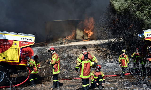 Φωτιά στον Κουβαρά: Αστυνομικοί απεγκλωβίζουν ηλικιωμένη από το σπίτι της - Οι φλόγες ήταν στην αυλή