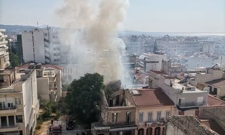Φωτιά μια ανάσα από σπίτια στην Πάτρα - Πρόλαβε τα χειρότερα η Πυροσβεστική