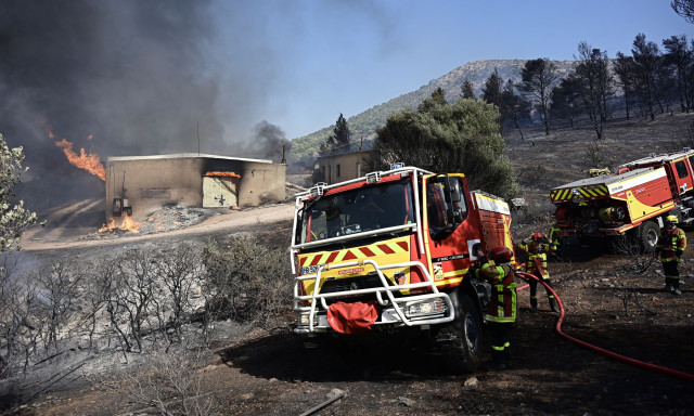 Φωτιά στον Κουβαρά: Βελτιωμένη εικόνα - Επί τόπου ο υπουργός Πολιτικής Προστασίας Ευάγγελος Τουρνάς