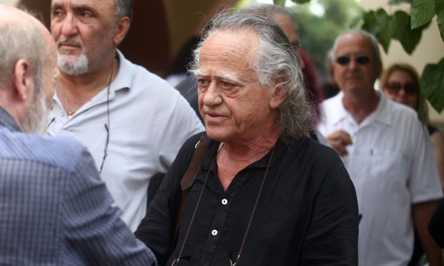 Νίκος Καλογερόπουλος: Οι αποβολές από τα Γυμνάσια, οι παρακολουθήσεις στη Χούντα και ο Μαρξ
