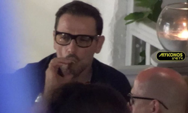 Στη Μύκονο με μαύρο κοκάλινο γυαλί και πούρο ο Νίκος Βέρτης