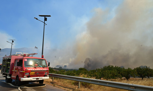 Κρήτη: Φωτιά στον Μυλοπόταμο Ρεθύμνου - Καίει χώρο με λάστιχα