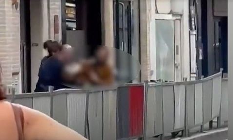 Βίντεο: Η στιγμή της επίθεσης με 2 μαχαίρια σε αστυνομικούς φωνάζοντας «Allahu Akbar»