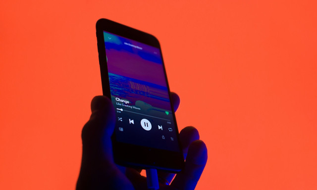 Το Spotify βάζει «φρένο» στους AI καλλιτέχνες – Τι αλλάζει στις playlists