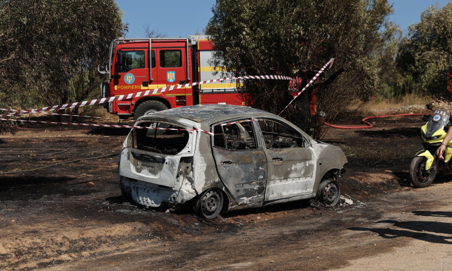 Φωτιά στα Σπάτα: Νεκρός βρέθηκε οδηγός μέσα στο αυτοκίνητό του