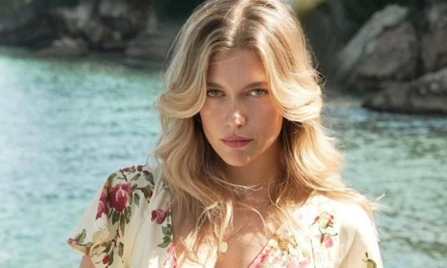 Η Κλέλια Ανδριολάτου ποζάρει μπροστά στον καθρέφτη με animal print μαγιό
