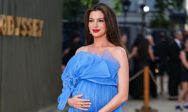 Αν Χάθαγουεϊ: Τα εντυπωσιακά maternity looks που επαναπροσδιορίζουν το στιλ στην εγκυμοσύνη