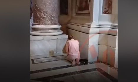 Απίστευτες εικόνες: Μουσουλμάνος προσεύχεται γονατιστός μέσα στη Βασιλική του Αγίου Πέτρου