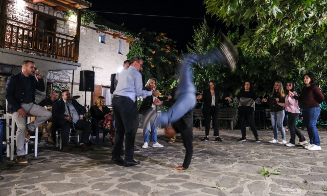 Για τα πανηγύρια: Δεκαπενταύγουστος με κλαρίνα, μπουζούκια, βιολιά, ψητό και θρησκευτική κατάνυξη