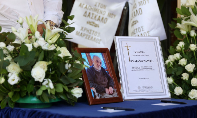 Στέλιος Ράμφος: Βουβός πόνος στο τελευταίο αντίο – Πλήθος κόσμου αποχαιρετά τον σπουδαίο διανοούμενο