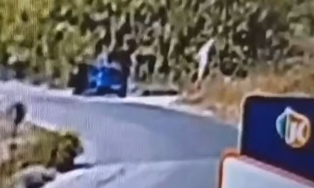 Βίντεο: Η στιγμή που 59χρονος στη Σίνδο, βάζει φωτιά σε ξερά χόρτα και εξαφανίζεται