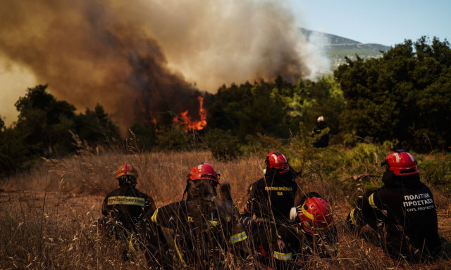 Φωτιά στα Σπάτα κοντά στο αεροδρόμιο: Μήνυμα του 112 για ετοιμότητα - Σηκώθηκαν 5 εναέρια
