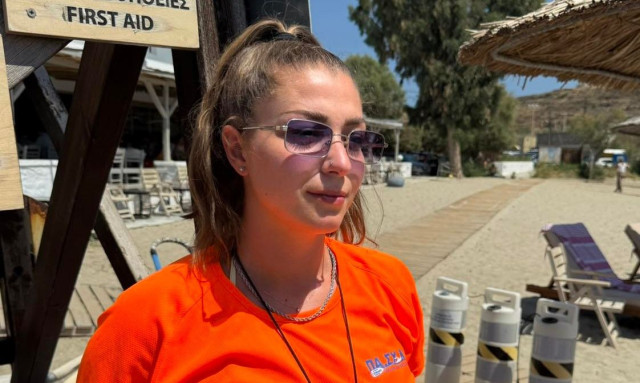 Σύρος: Ναυαγοσώστρια έσωσε 16χρονη που τραυματίστηκε πέφτοντας από τον μώλο στη Βάρη