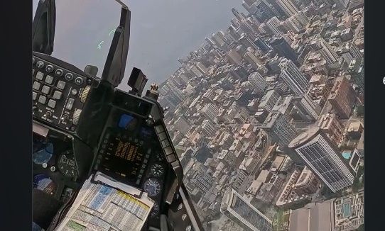 Εντυπωσιακά πλάνα: Μέσα από ένα μαχητικό F-16 πάνω από το Σικάγο