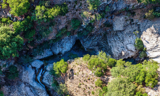 Σαμοθράκη: Μεγάλη επιχείρηση διάσωσης άνδρα που έπεσε σε δύσβατο σημείο στις Βάθρες