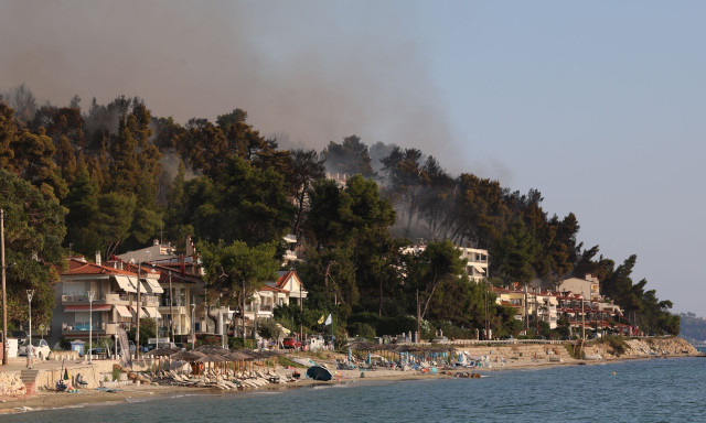 Χαλκιδική: Σωτήρια ήταν η επέμβαση ναυαγοσώστη σε πυροσβέστη που λιποθύμησε μέσα στη θάλασσα