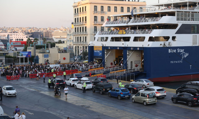Κορυφώνεται η έξοδος των εκδρομέων του Δεκαπενταύγουστου - Η κατάσταση στα λιμάνια και τους δρόμους