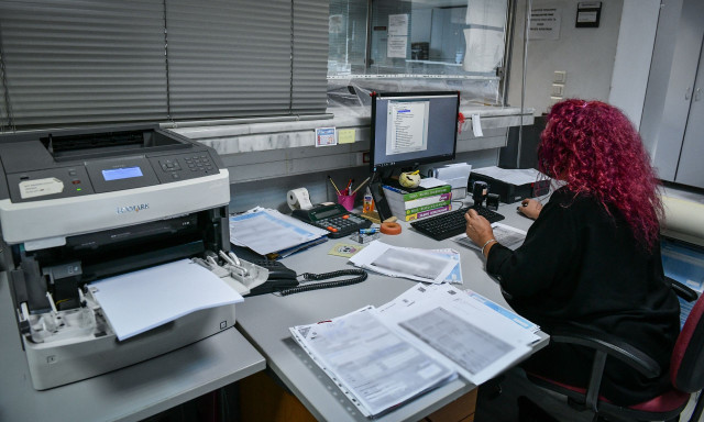 Μπόνους για 40.000 δημόσιους υπαλλήλους – Τα 4 κριτήρια για την επιβράβευση
