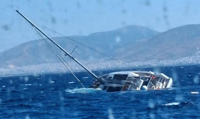 Βυθίστηκε καταμαράν στις Φλέβες Σαρωνικού, διασώθηκαν 10 επιβάτες