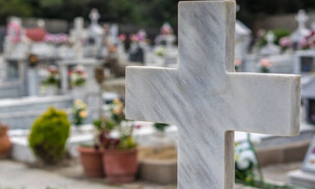Αναστάτωση σε νεκροταφείο της Λαμίας: Μητέρα νόμιζε ότι είχαν κλέψει τη σορό του γιου της