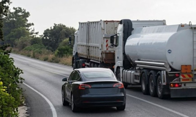 Κρήτη: Οδηγός αυτοκινήτου επιχειρεί επικίνδυνη προσπέραση μπροστά από φορτηγό