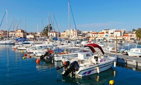 Θαλαμηγός προσέκρουσε σε ελλιμενισμένα σκάφη στην Αίγινα