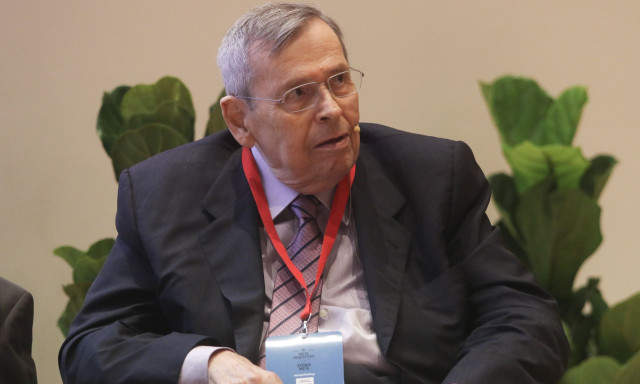 Ο «άγνωστος» Στέφανος Μάνος: Ο σκληρός τεχνοκράτης που «έσωσε» την Πλάκα και το παρασκήνιο με την κινητή τηλεφωνία