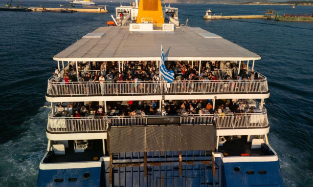Αυξημένη η έξοδος από τα λιμάνια της Αττικής παρά το απαγορευτικό και τις τροποποιήσεις
