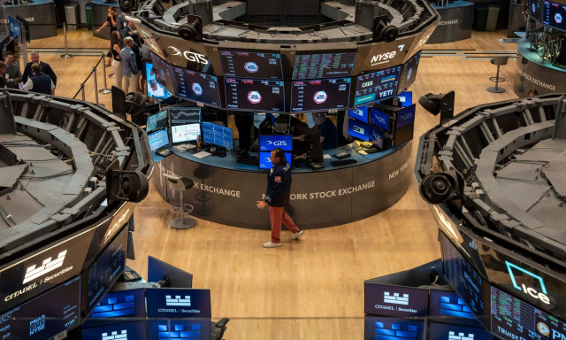 Wall Street: Πτώση στους βασικούς δείκτες με ρεκόρ εβδομαδιαίας ανόδου για τον S&P 500