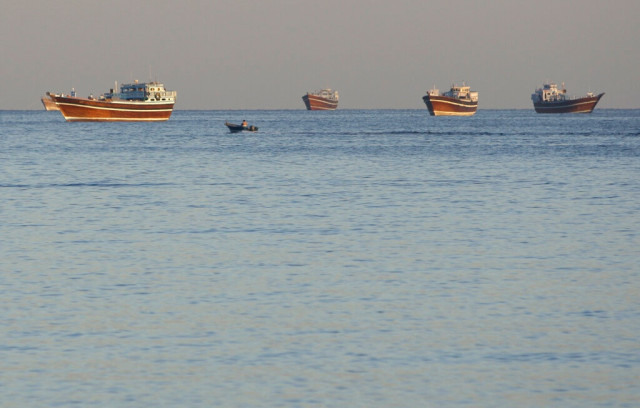Reuters: Μόλις 5 πλοία τη μέρα περνούν από τα Στενά του Ορμούζ λόγω επιθέσεων