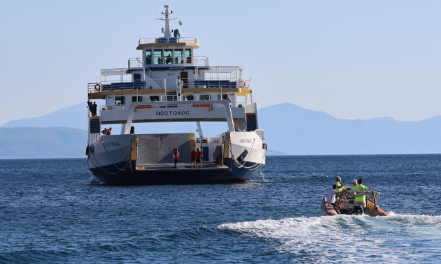 Φωτιά στη Σαλαμίνα: Απομακρύνθηκαν 364 άτομα διά θαλάσσης από Σατερλί και Κολώνες