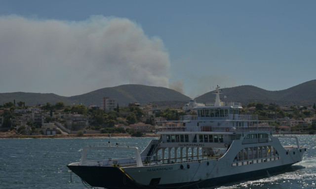 Φωτιά στη Σαλαμίνα -Αρτοποιός: Σε ετοιμότητα πλωτά μέσα για απομακρύνσεις - Πώς ξέσπασε η φωτιά