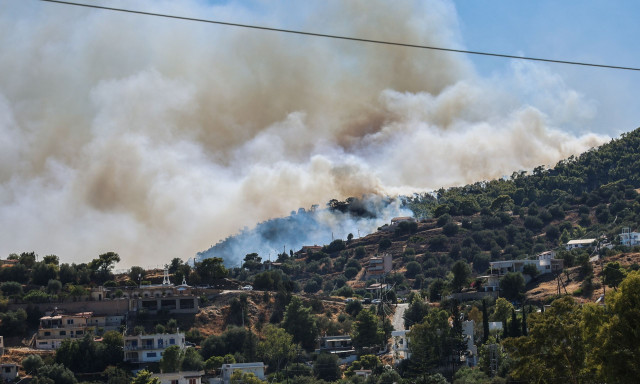 Liveblog - Μεγάλη φωτιά στη Σαλαμίνα: Δύο νεκροί - Σε δύο μέτωπα οι φλόγες σε Περιστέρια και Σελήνια